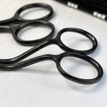 Load image into Gallery viewer, Famore's Black Embroidery Kit # 1101BLK Scissor set