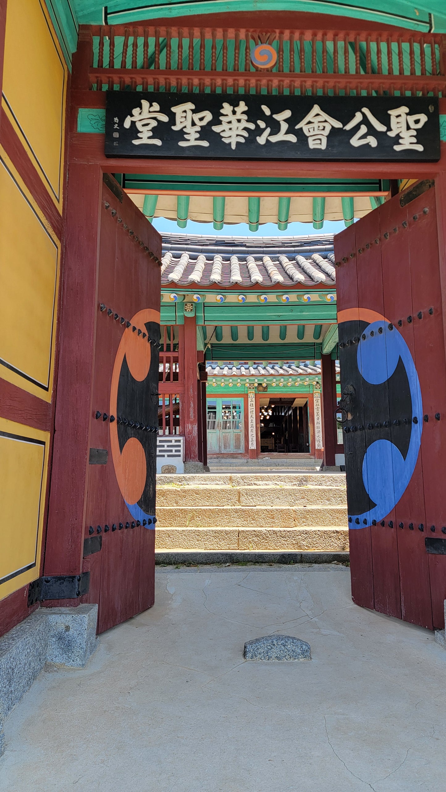 Join Jeanne and Patrick for the  A-1 Korea Experience Including Sightseeing in Seoul and Busan, the Coex Quilt Festival, Food Culture and Unbelievable Shopping