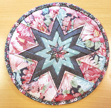 Load image into Gallery viewer, Folded Star Round 8&quot; Hot Pad Pattern